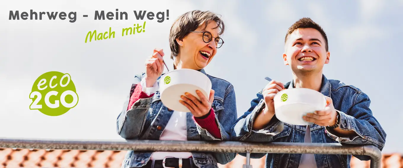 Zwei Menschen lächelnd mit Eco2GO Mehrwegprodukten